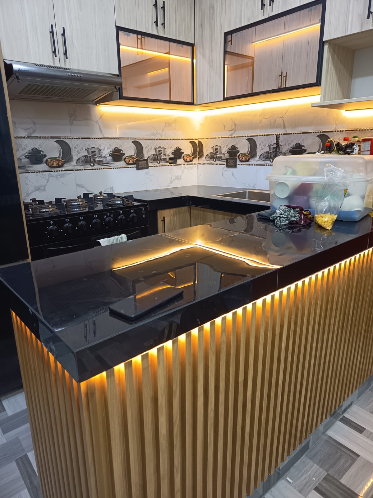 Remodelación de Cocina moderna con Barra alistonada e Iluminación Led.